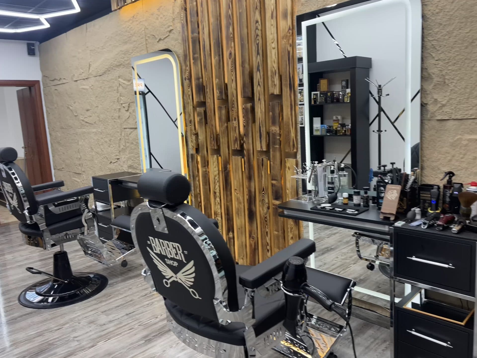 Интериорът на RE BARBERSHOP в Сандански